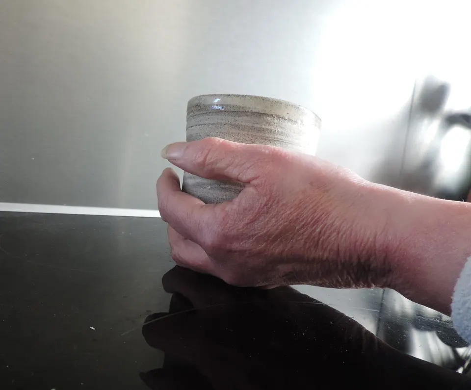 La matière à l'atelier · pâte à papier en cours de façonnage