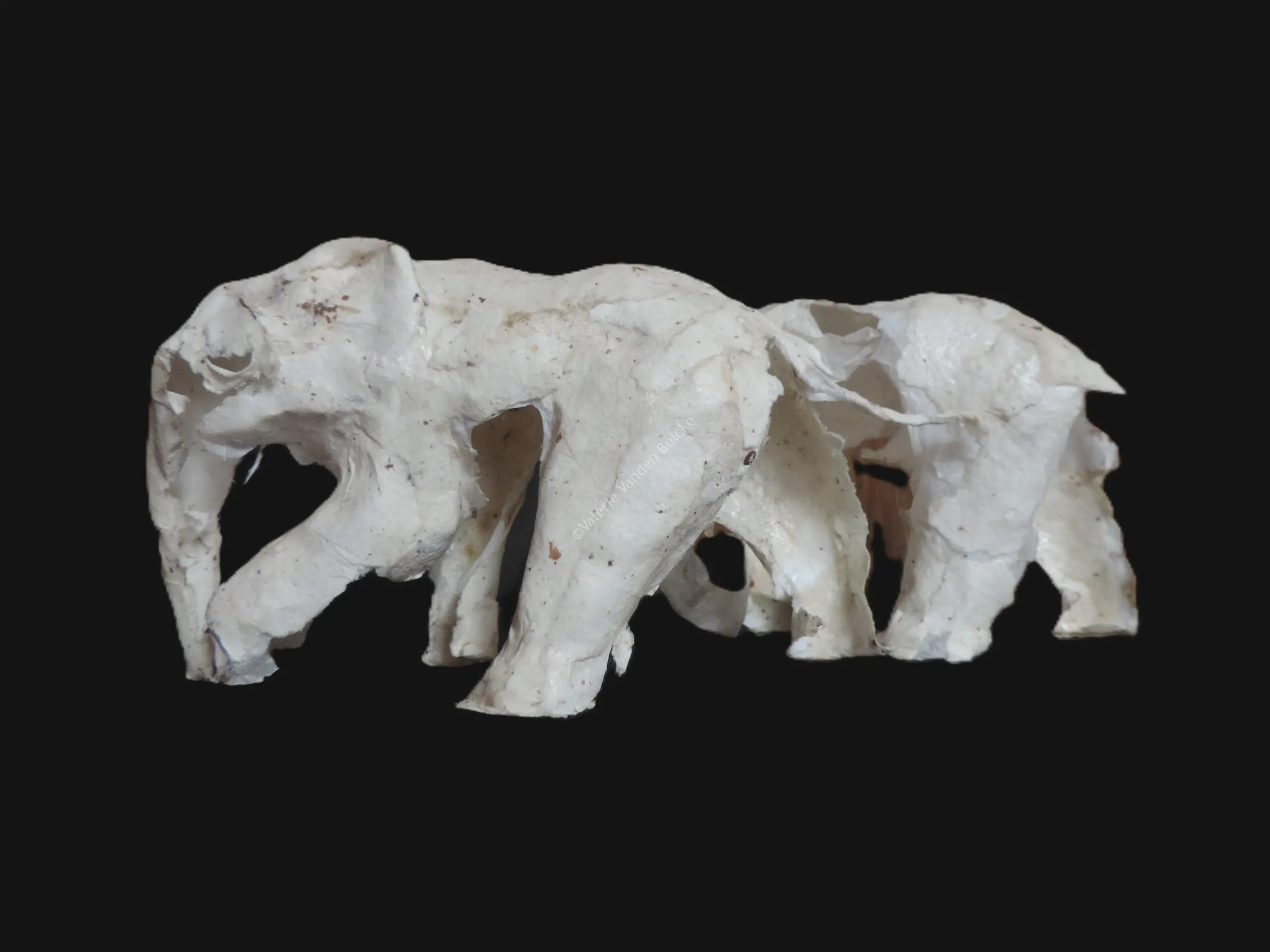 Le Silence des éléphants · papier de soie, papier japonais, 12 × 25 × 10 cm