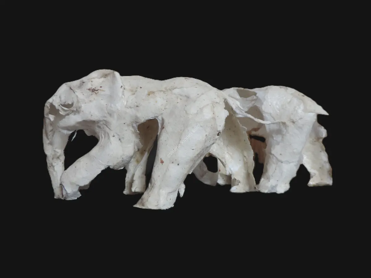 Le Silence des éléphants · papier de soie, papier japonais · 12 × 25 × 10 cm